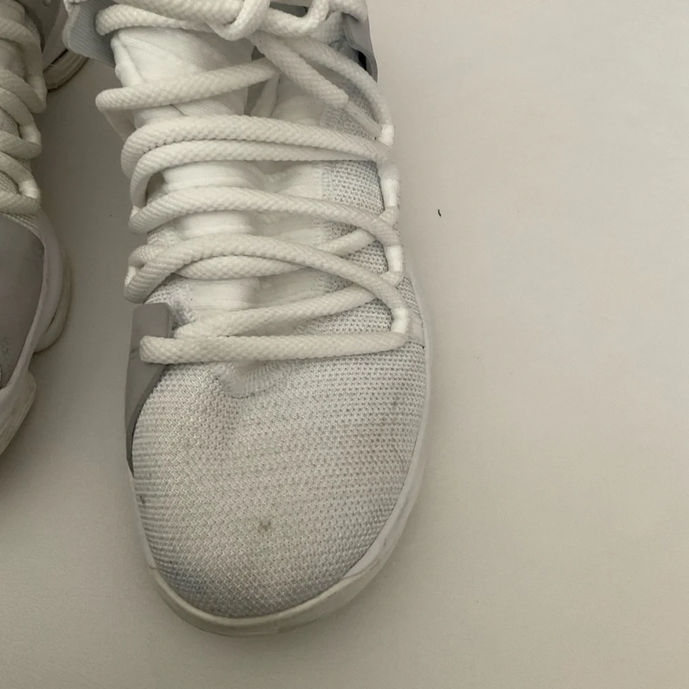 Nike Zoom  Kevin Durant Sneakers in White Size 6.5Y